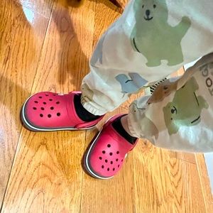 Kid’s crocs size 7